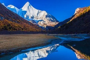 稻城亚丁机场海拔